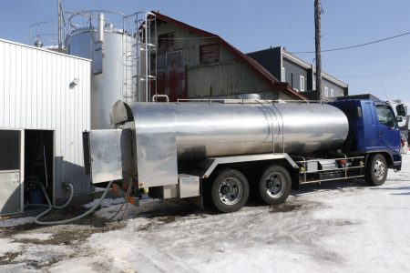 皆さんも見たことがあるはず！この車が牛乳を運んでくれているんです！