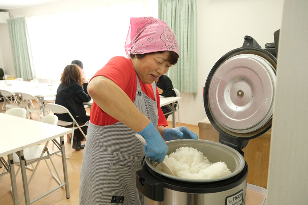 炊きたてのご飯を提供